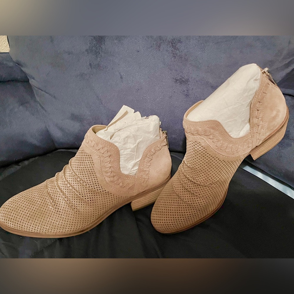 Vince Camuto taupe/tan booties
